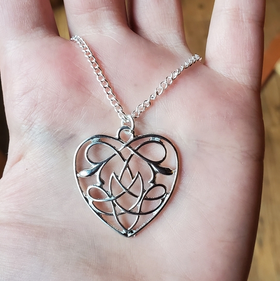 NWOT Silver Celtic Knot Heart Necklace - Picture 7 of 9